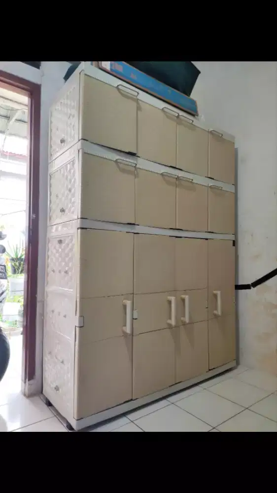 Lemari pakaian 4 pintu (plastik AKAKO)
