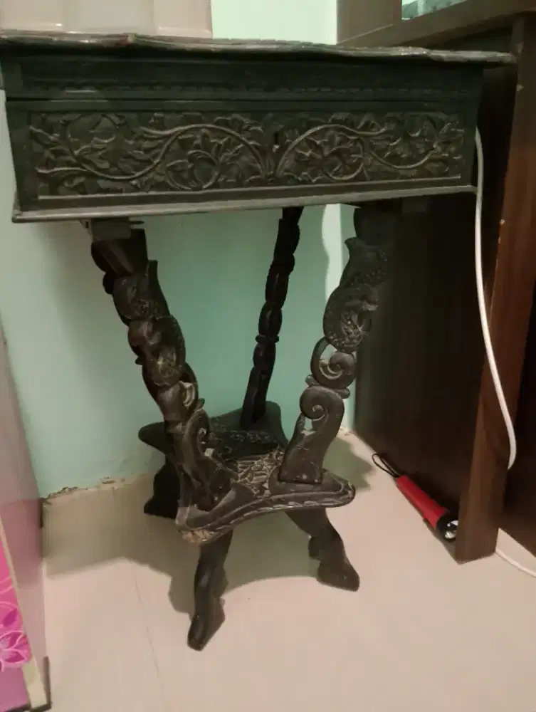 Meja kecil kayu ukiran
