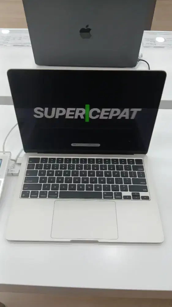 Cicilan MacBook Air (13inci)¹ M2