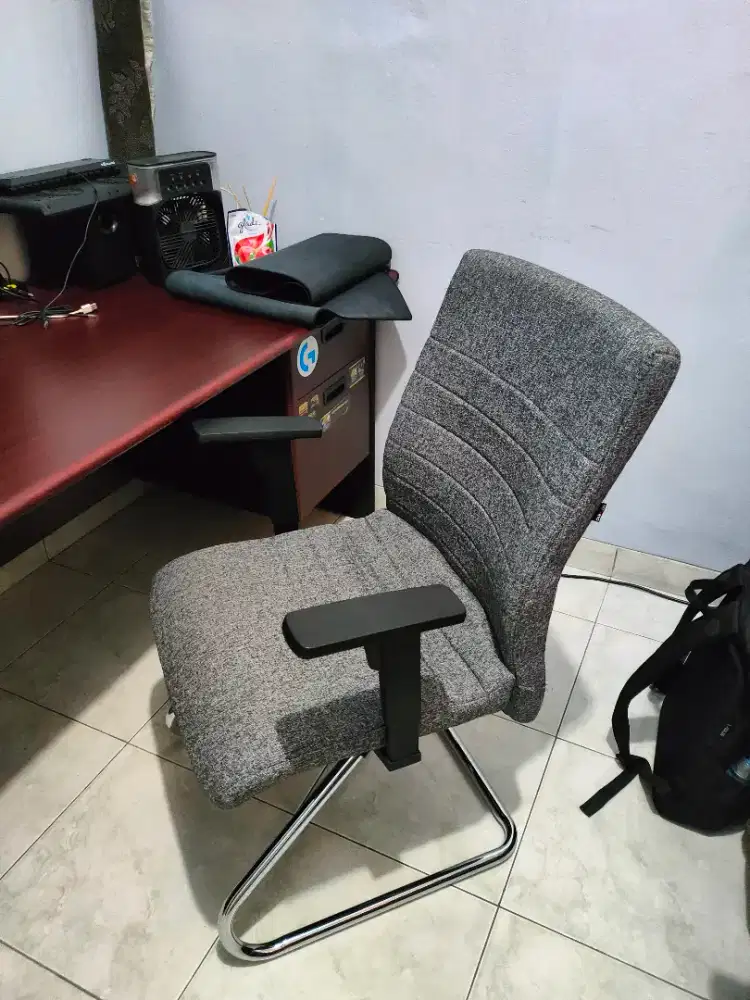 Kursi kantor abu-abu