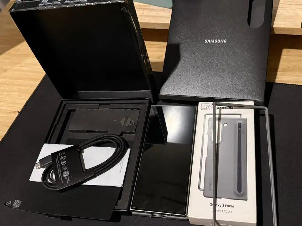 Samsung Galaxy Z Fold 6 - Silver - 12/512GB - Bonus Case S Pen Resmi