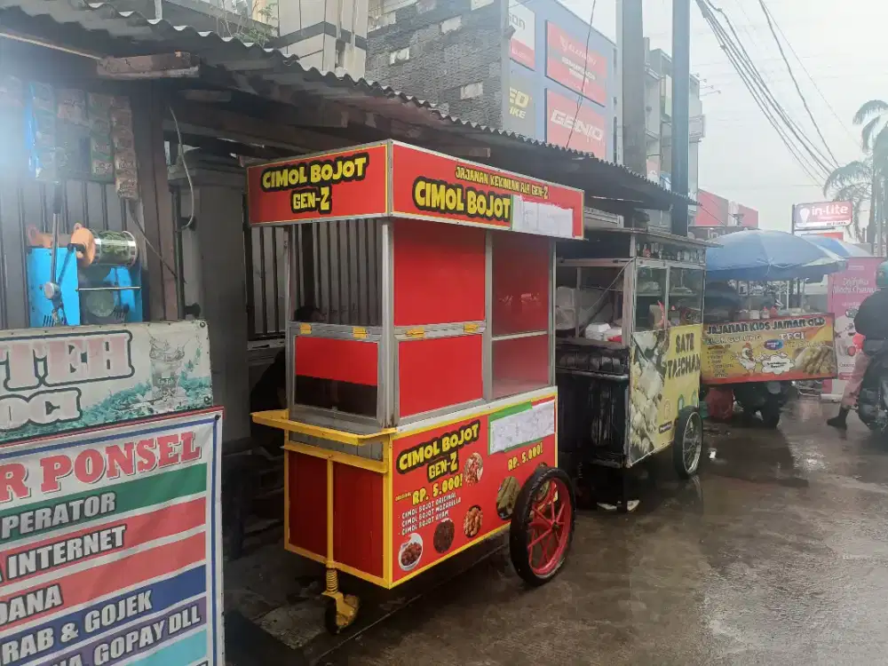 Karyawan lapak cimol bojot & corndoc Mozarella