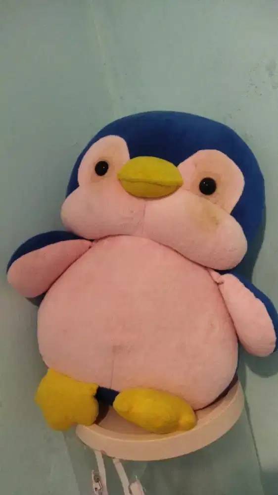 Boneka pingwin biru