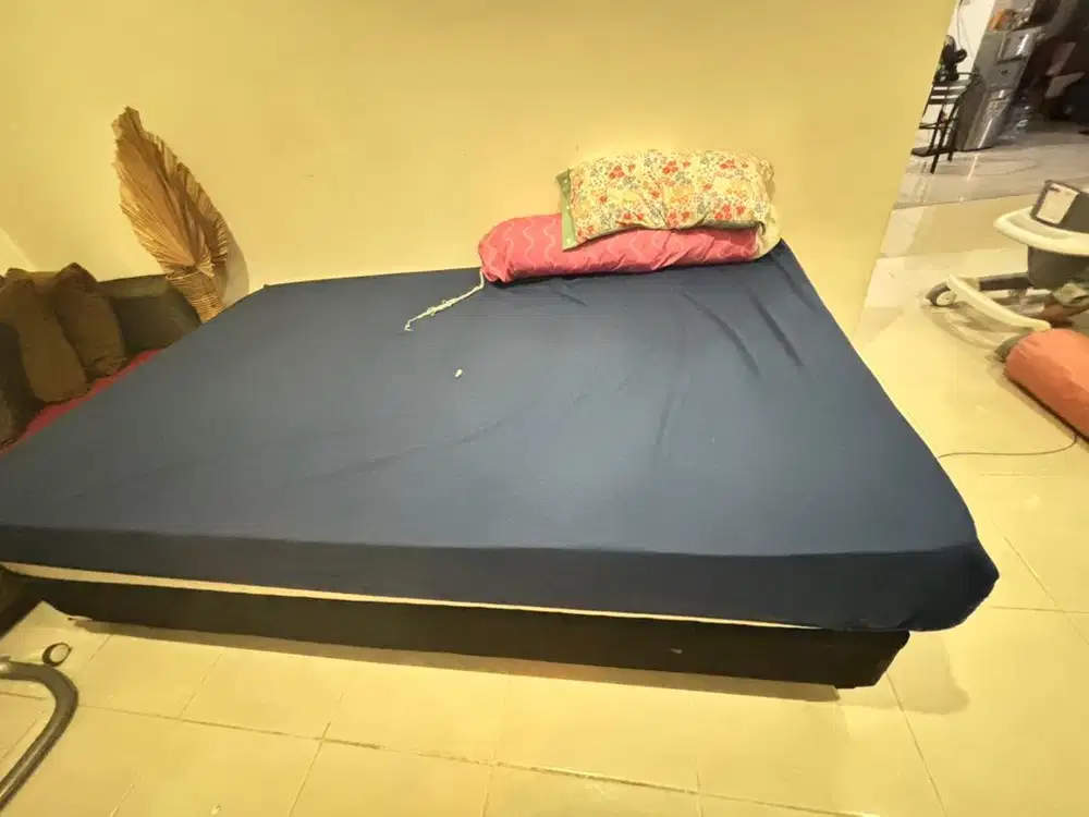 Tempat tidur/kasur bekas