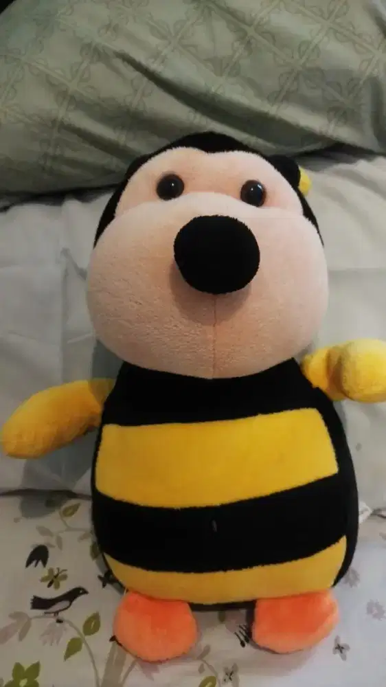 Boneka lebah lucu