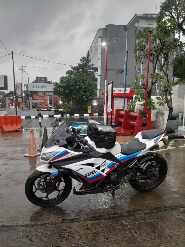 Kawasaki Ninja 250 Fi mulus low km siap pakai