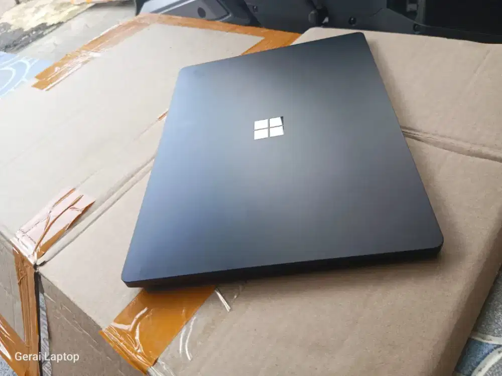 Microsoft surface Core I7GEN11 Ram 32Gb SSD 1tb mantap