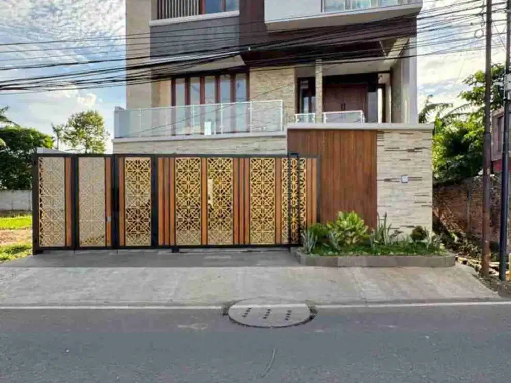 DIJUAL RUMAH 4 LANTAI CLASSIC MODERN HADAP TIMUR DENGAN KOLAM RENANG DI JAGAKARSA DEKAT RAGUNAN