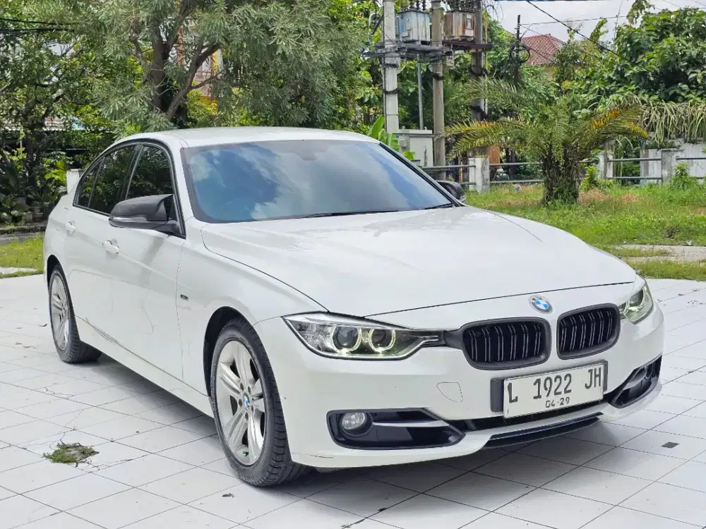 BMW 320i Sport AT 2015 low KM Seperti Baru