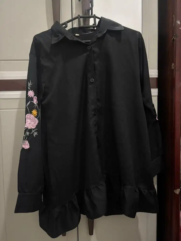 Kemeja hitam dan kemeja kotak merah