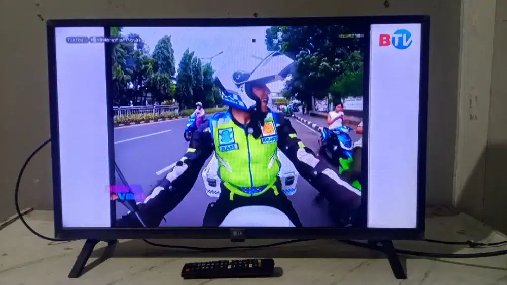 Tv LED LG smart digital 32inchi likenew