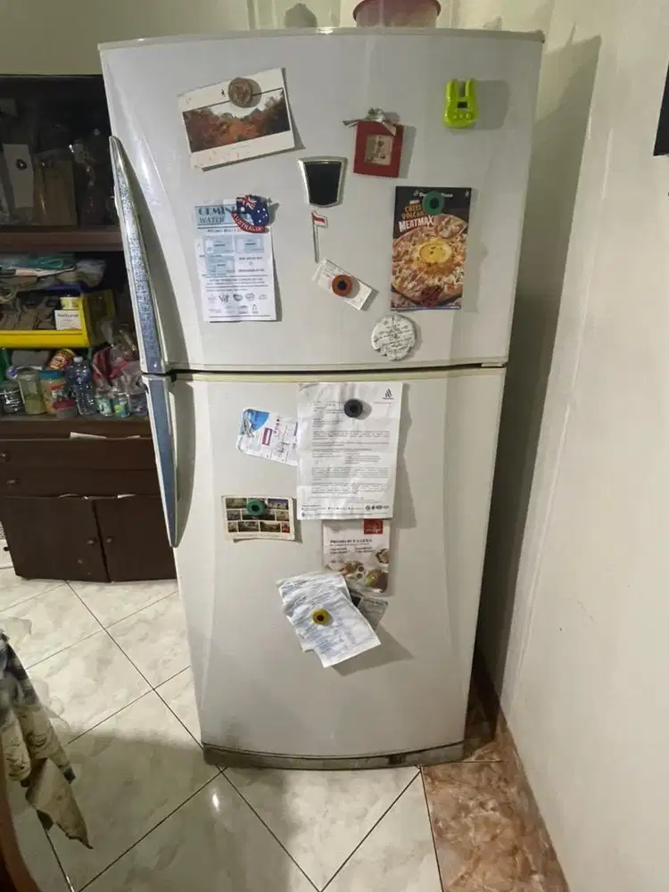 Kulkas Sharp 2 Pintu (Ukuran Jumbo) Kondisi Rusak