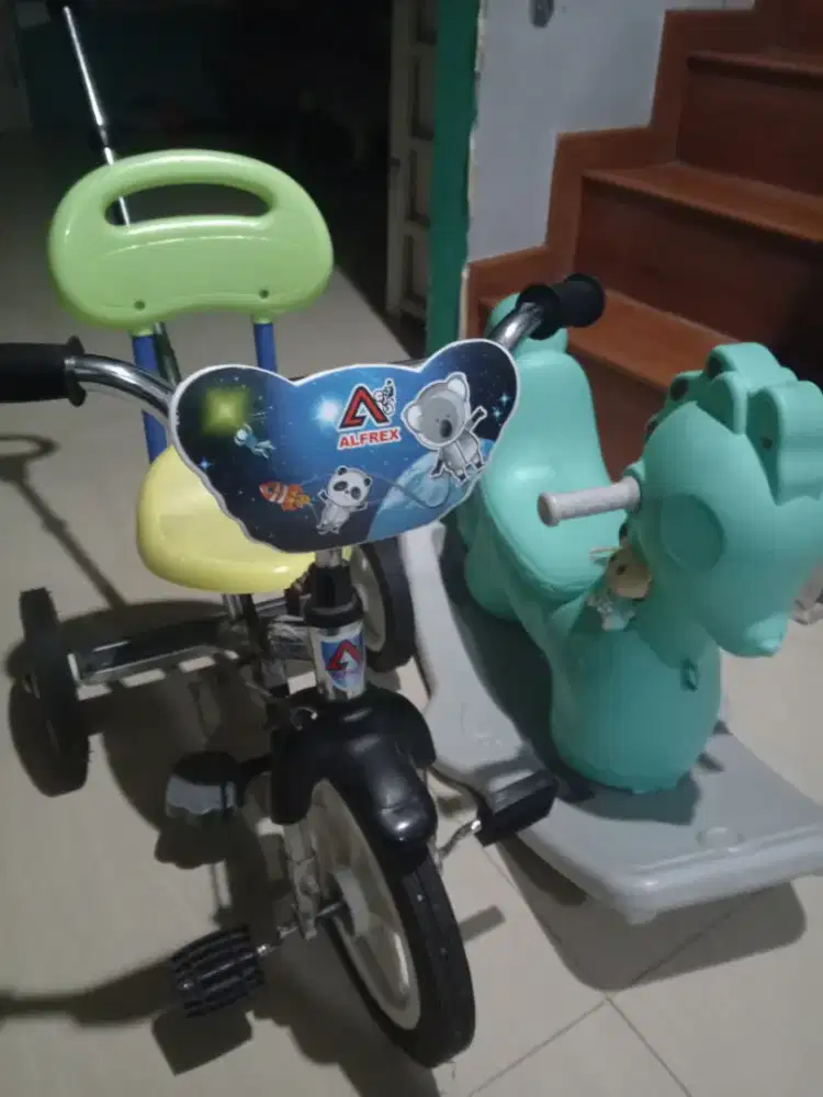 Dijual sepeda roda tiga dan ayunan kuda