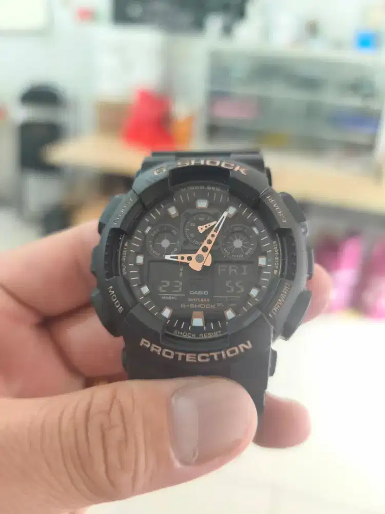 Jual jam Casio G-shock GA - 100 warna Rose Gold kondisi mulus normal.