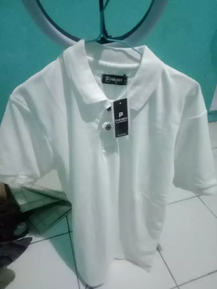 Kaos putih lengan pendek masih baru