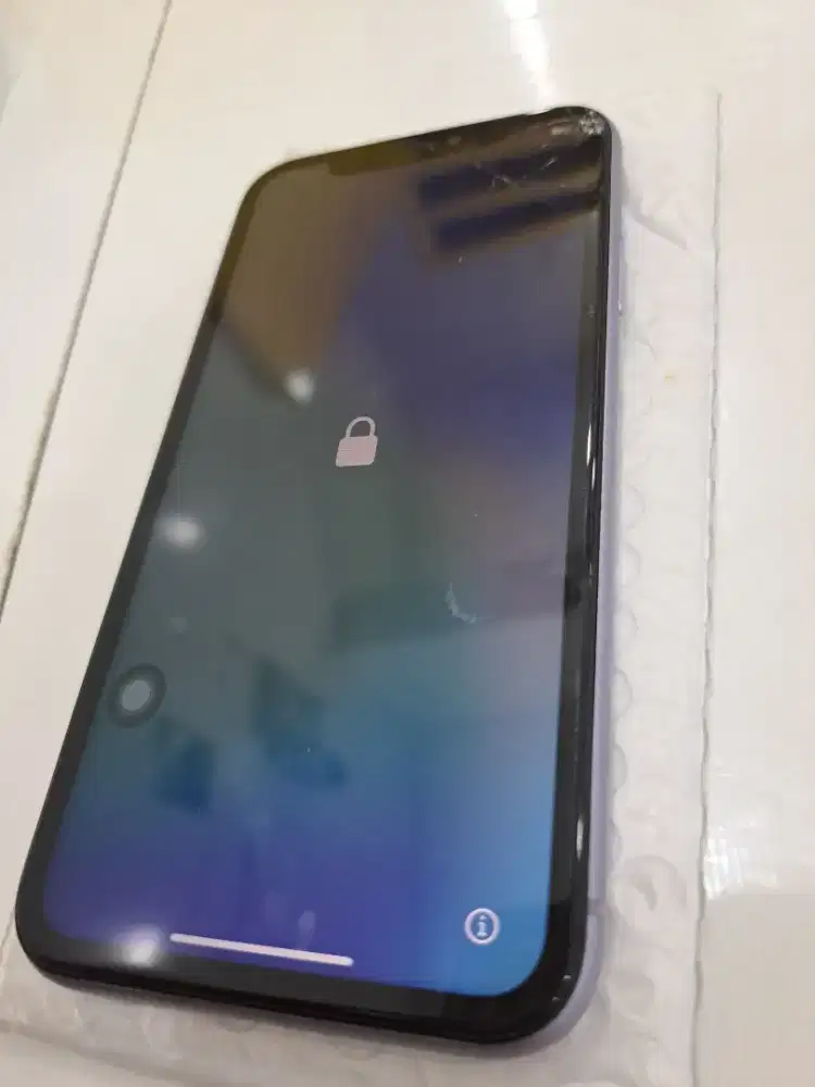 Iphone 11 128 GB retak kaca