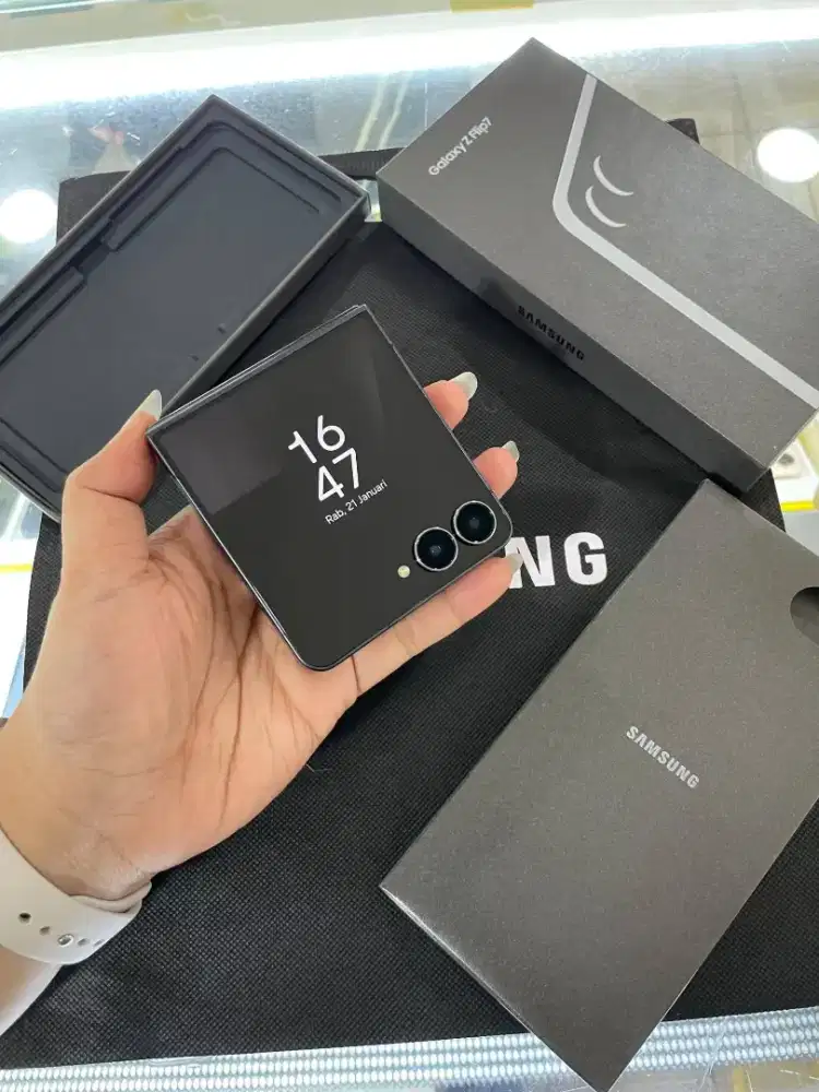 Samsung Z Flip 7 12/256 like new resmi