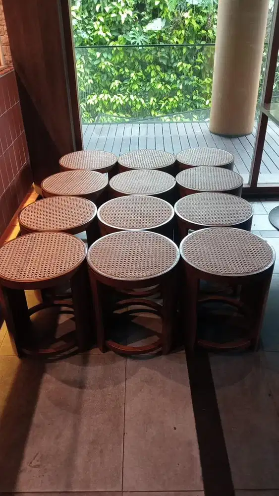 Kursi Stool Kayu Dudukan Rotan – Cocok untuk Kafe / Restoran 12 pcs