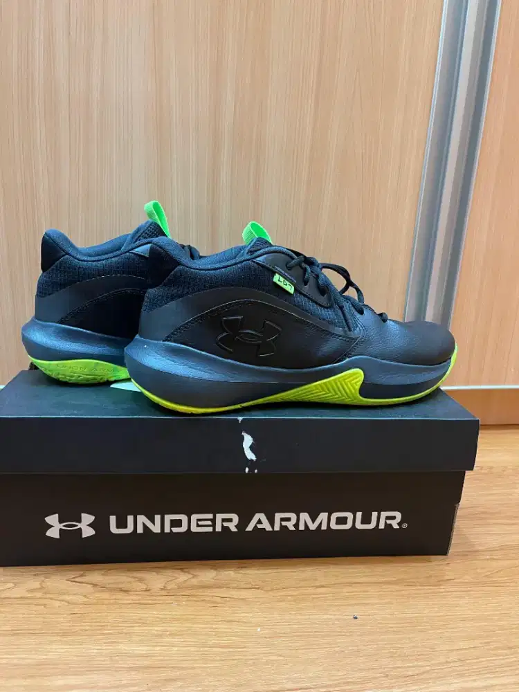 Sepatu basket under amour