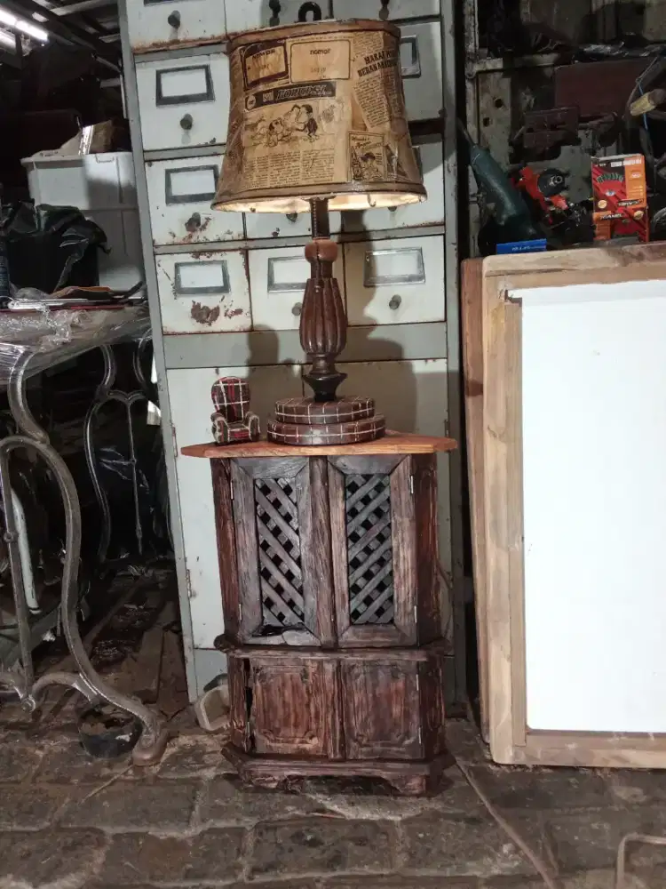 Lampu sudut antik unik