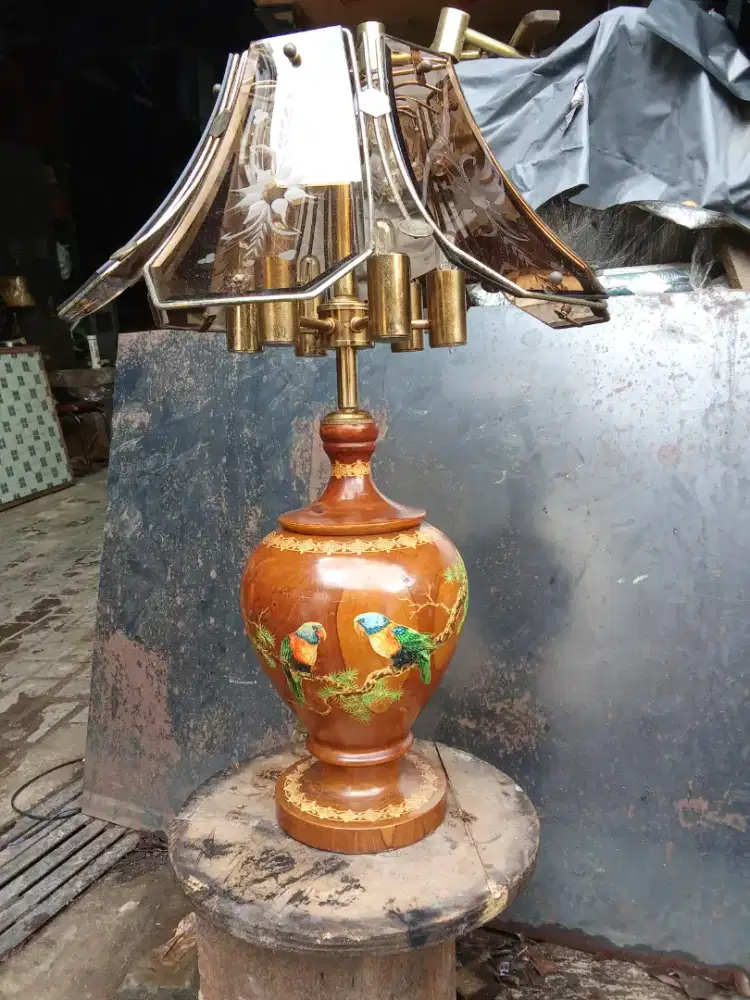 Lampu meja antik