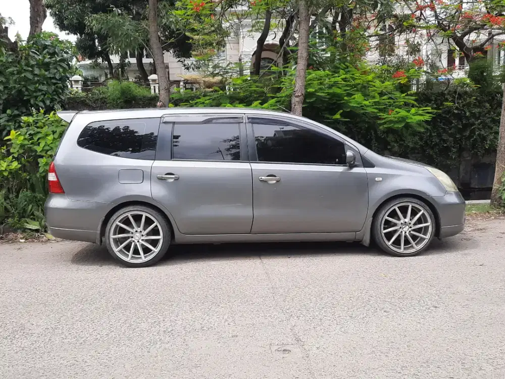 Nissan grand livina