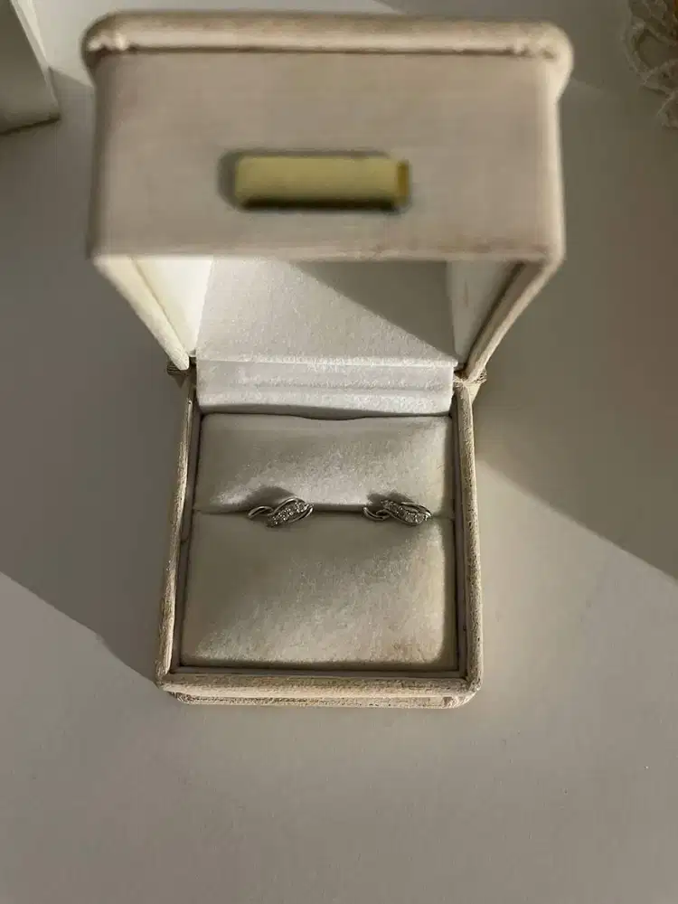 Anting Tusuk Silver Twist – Elegant Diamond Accent