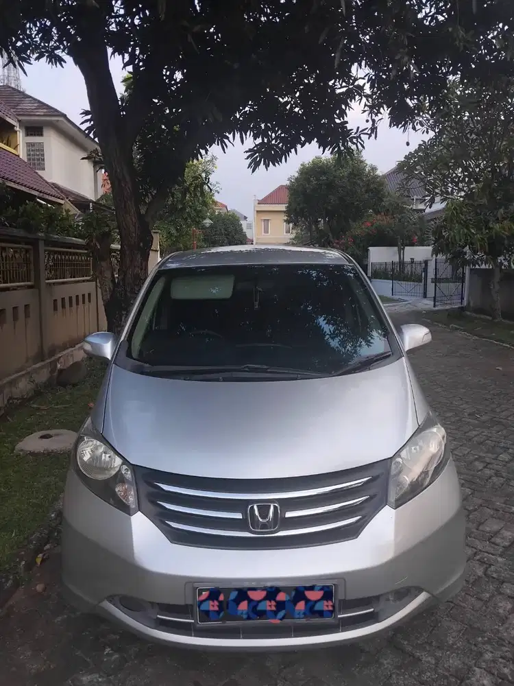 Honda Freed 2011 Type E PSD (Type Tertinggi) – Silver