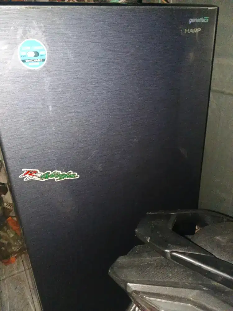 Sharp motif garis polos