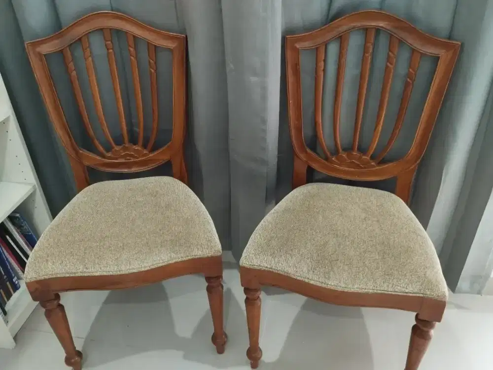 Kursi kayu untuk meja makan