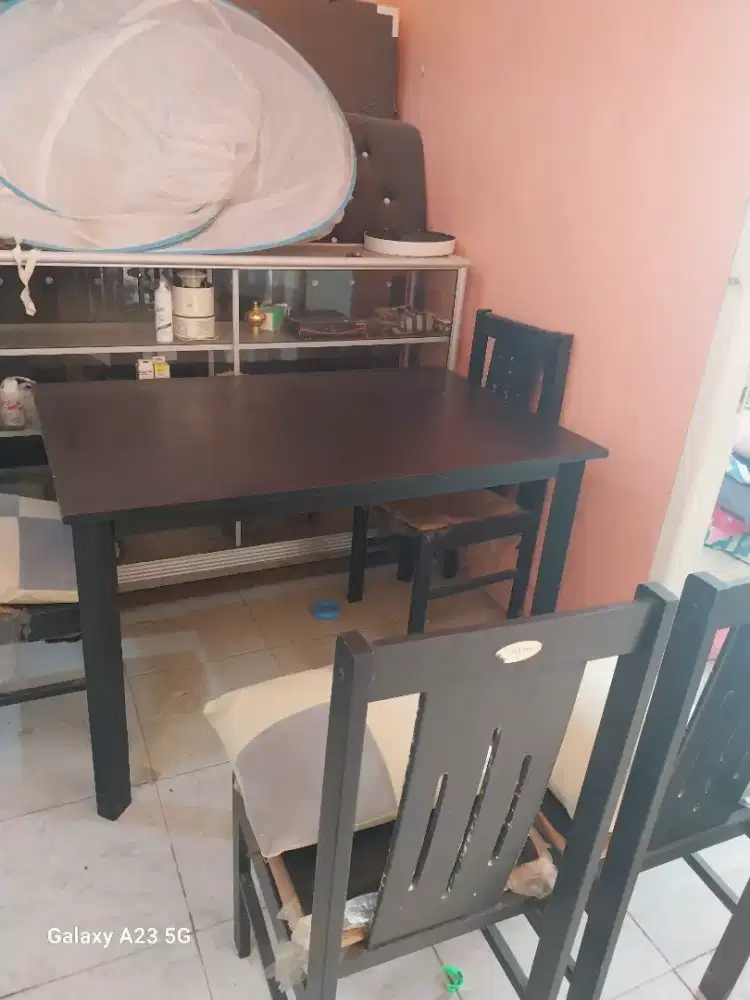 Meja makan 4 kursi