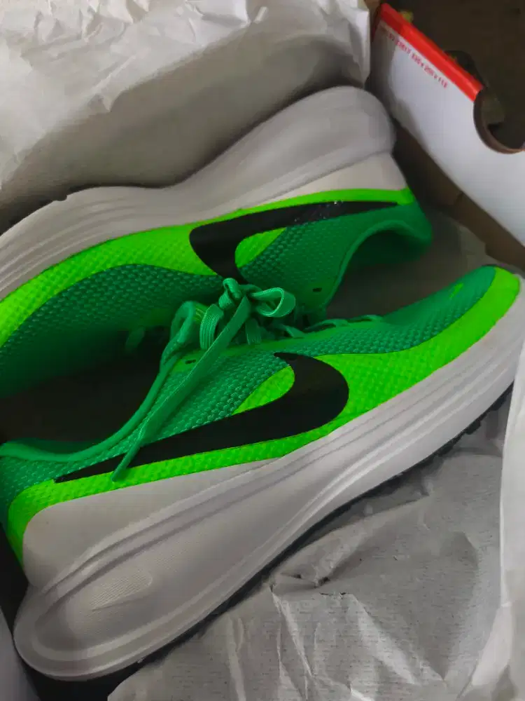 Sepatu Nike Revolution 8