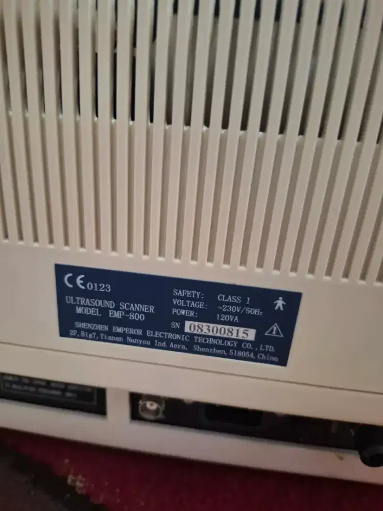 perangkat ultrasonografi (USG) portabel Mindray EMP-800. 