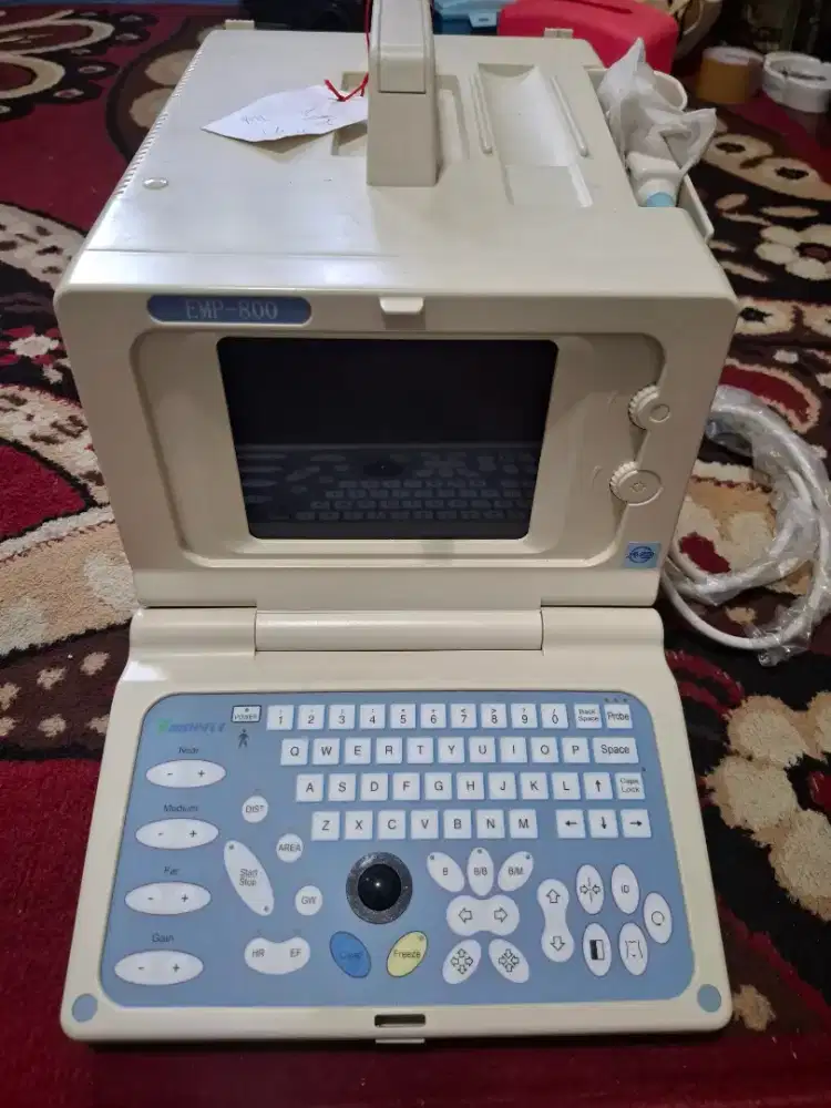 perangkat ultrasonografi (USG) portabel Mindray EMP-800. 