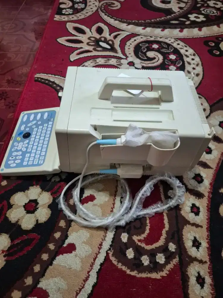 perangkat ultrasonografi (USG) portabel Mindray EMP-800. 