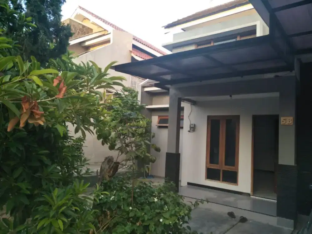 Rumah nyaman di kawasan perumahan strategis, lingkungan aman & tenang.