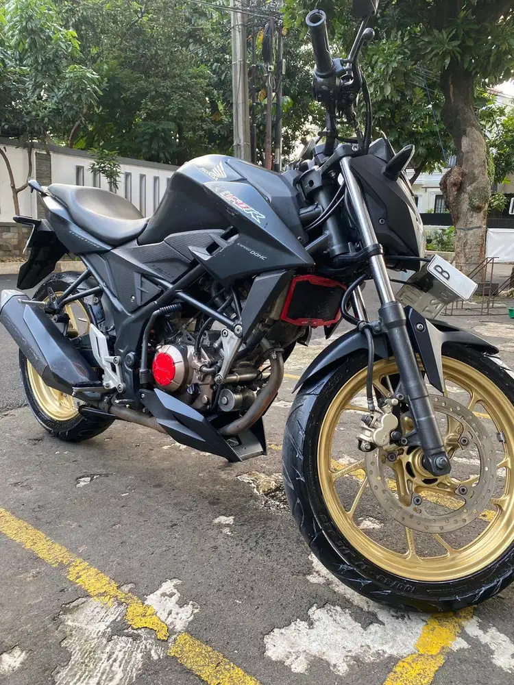 Motor Honda CB150R Streetfire Warna Hitam Metalik Tahun 2017 Mantap