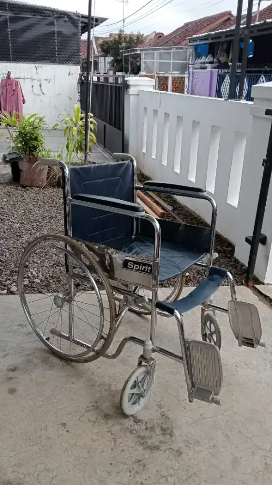 Dijual Kursi roda bekas (bonus walker)