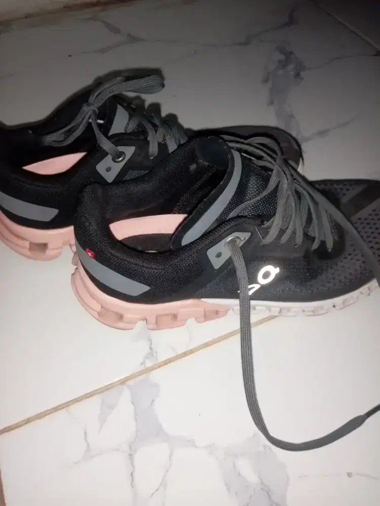 SEPATU WANITA ON CLOUD ASLI ORIGINAL