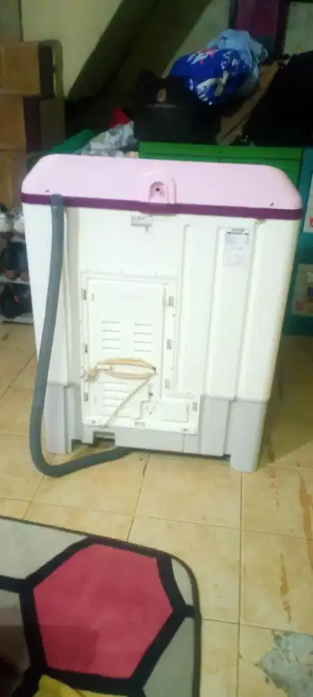 Mesin cuci  2 tabung merk Polytron