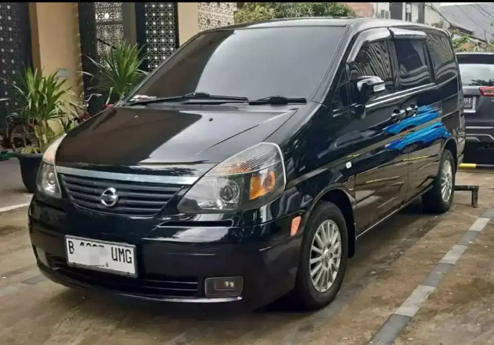 Mobil Serena HWS 2010 Hitam