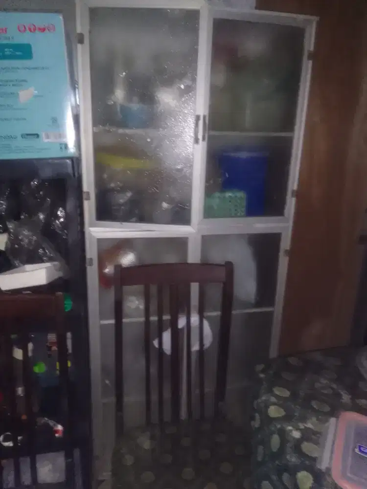 lemari kaca ukuran 1.3 x 60