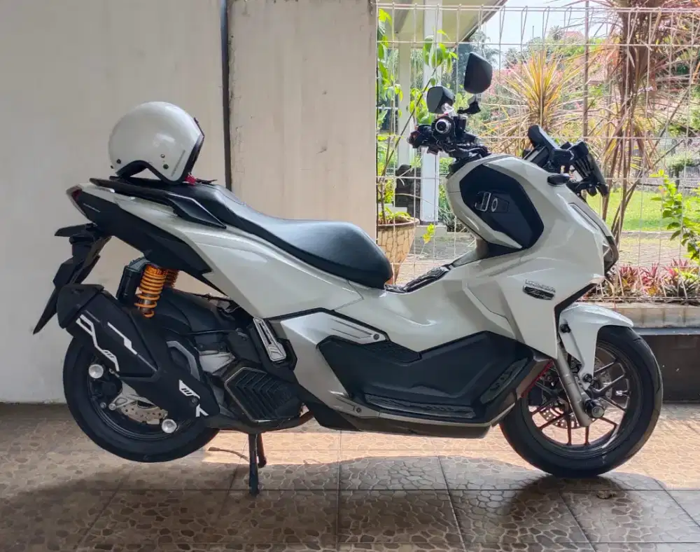 Honda ADV 160 Putih CBS 2022 mulus rawatan
