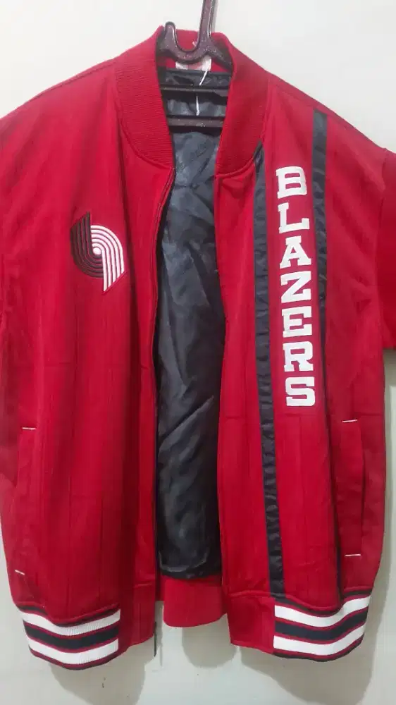 Dijual jaket NBA Classics Mitchell & Ness Hardwood Classics  merah.