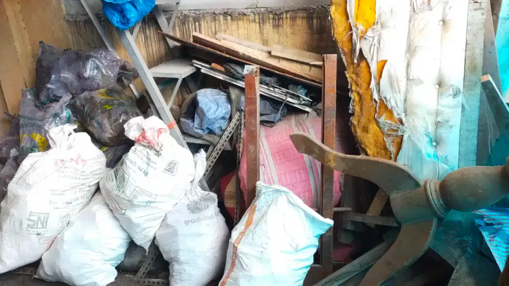 Puing bangunan & kasur tidur yang akan di buang