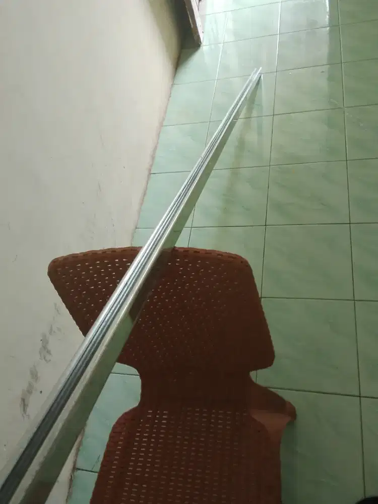Rel sliding pintu besi sekitar 239 cm