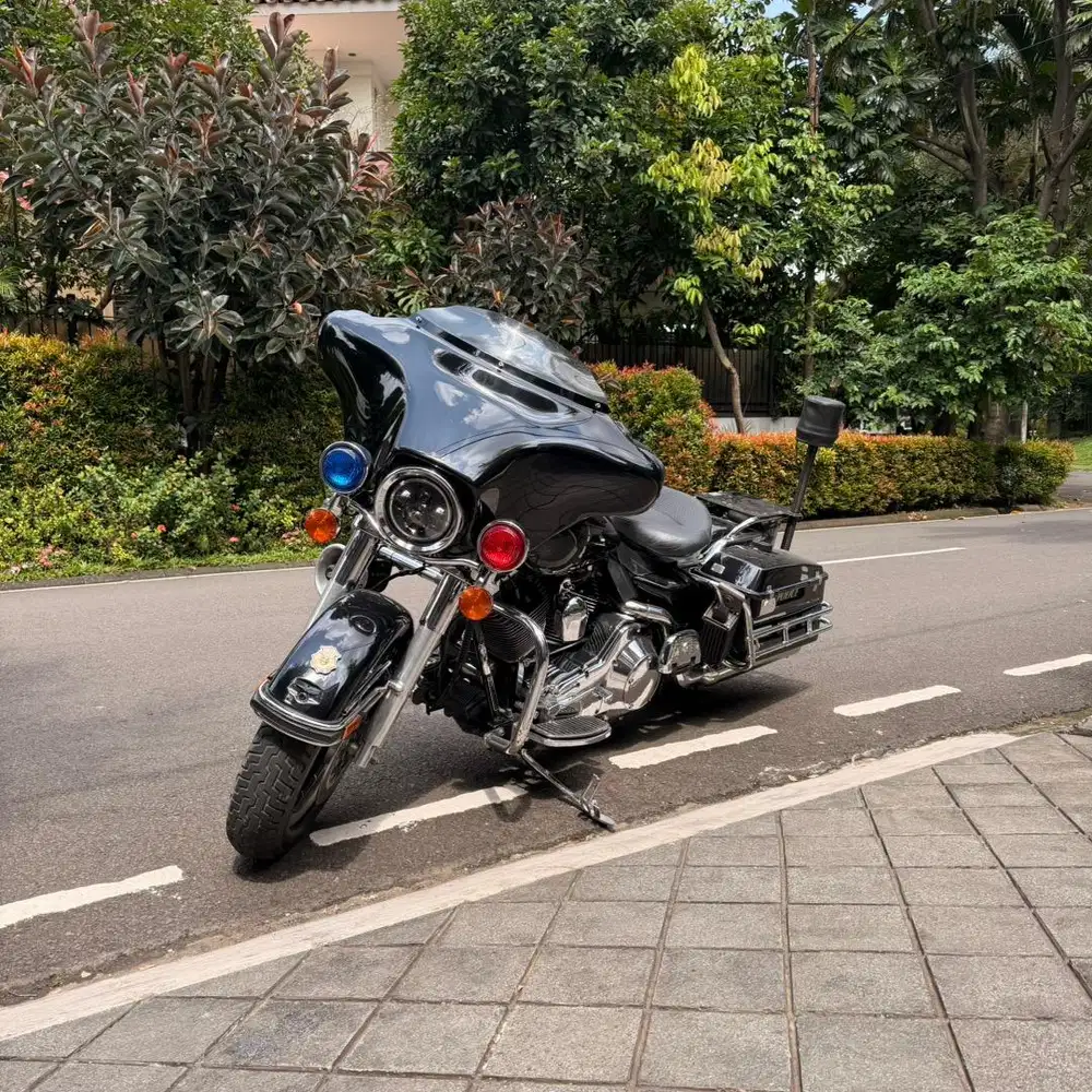 Harley-Davidson Electra Police All Black Full Paper