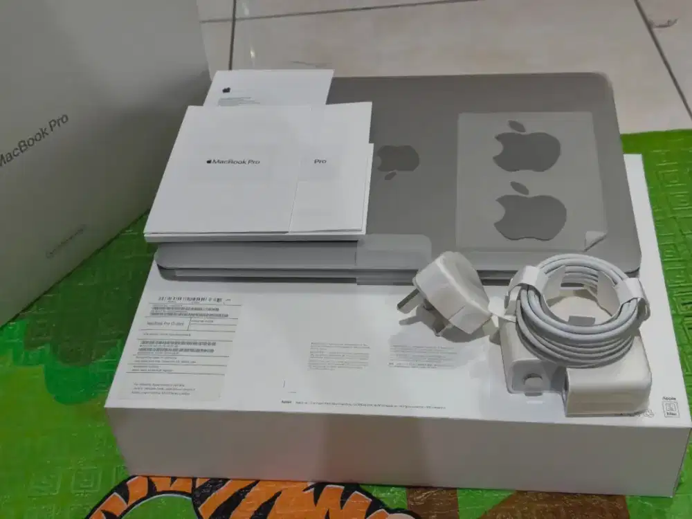 Macbook pro m1 8/256 gb