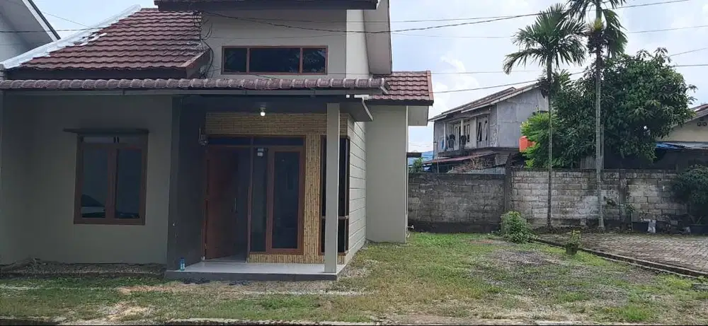 Rumah dalam cluster dengan halaman luas, lingkungan aman dan asri.