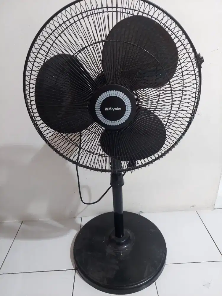 Kipas Angin Miyako Hitam